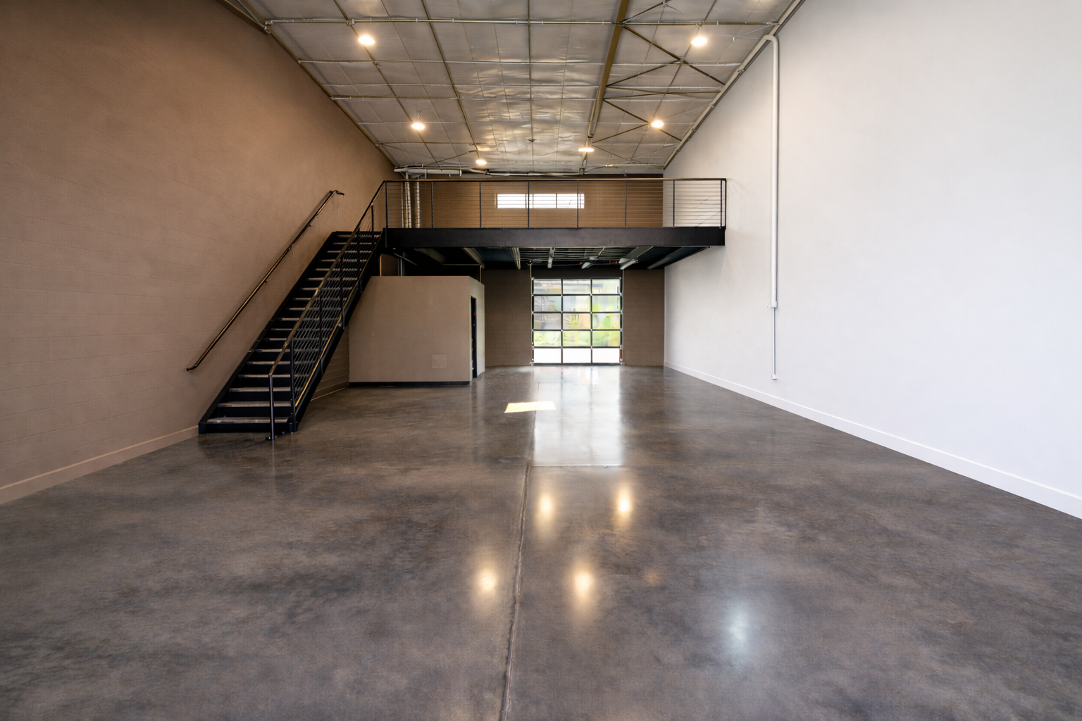 White Walls - Warm Theme - Natural Polish